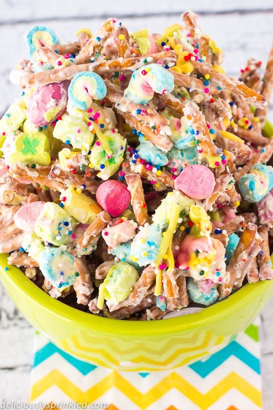 Unicorn desserts for a unicorn party: Lucky Charms Munch