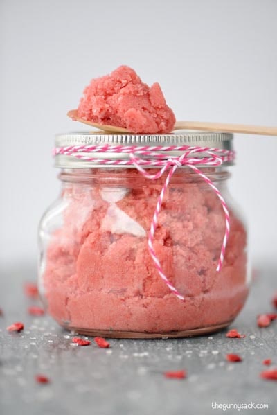 Valentines Day Mason Jar Gifts: Strawberry Sugar Scrub Mason Jar