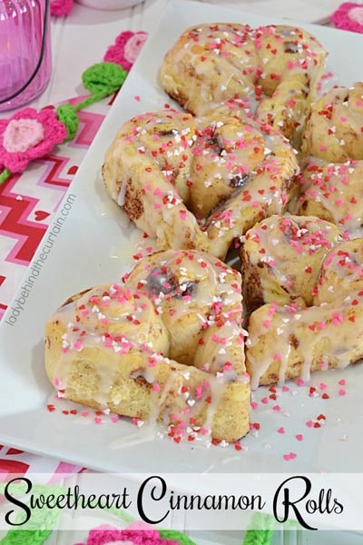 Valentines Day Treats: Sweetheart Cinnamon Rolls