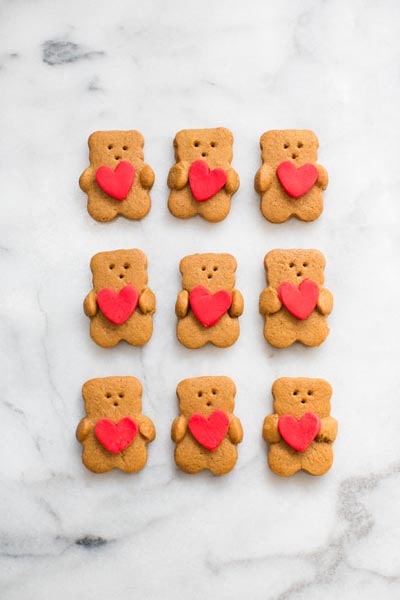 Easy Valentines Day Cookies: Valentine Bear Holding Heart Cookies